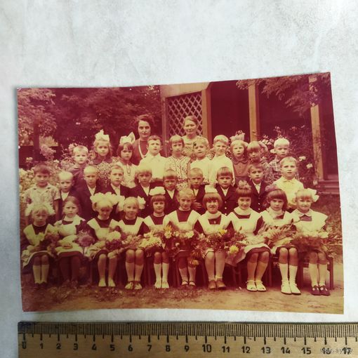 Фотография. История СССР в лицах. Одноклассники - первоклассники. Школьная форма. 1980-е.