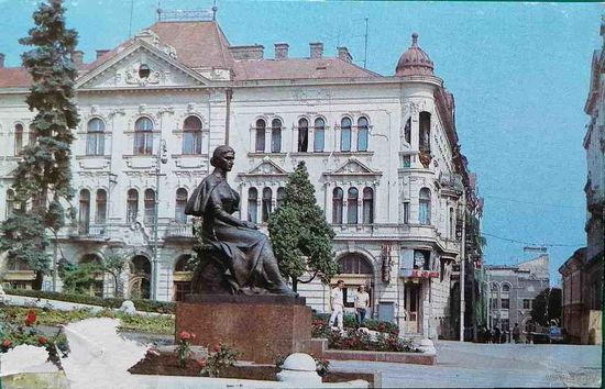 Черновцы памятник Кобылянской О. Ю.