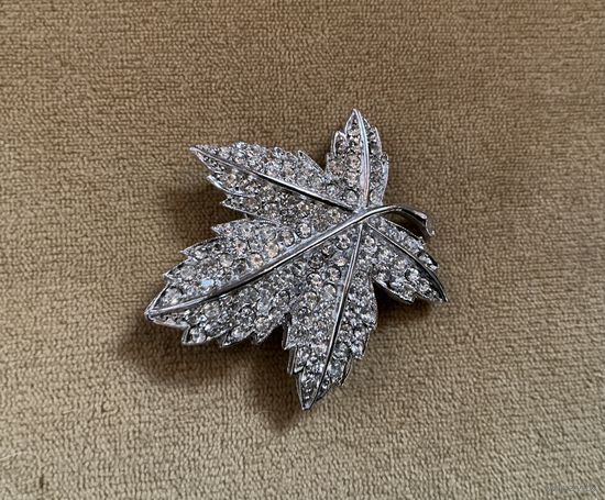 Брошь Кленовый лист Паве из страз Германия винтаж