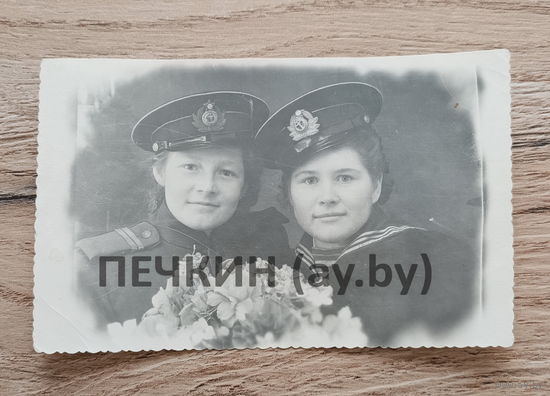 Сестры в военной форме. СССР
