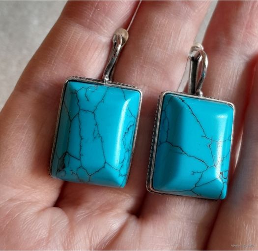 Крупные, красивые серьги. Камень.