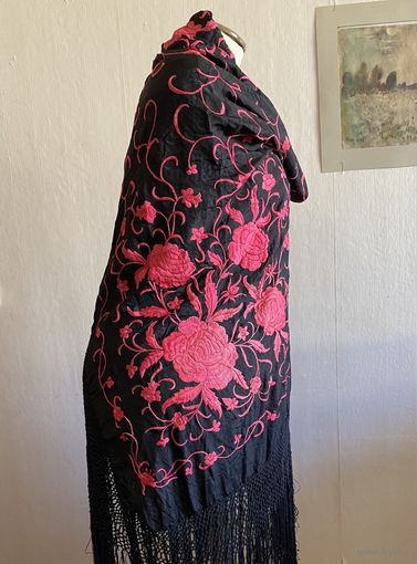 Антикварная шёлковая шаль с ручной вышивкой