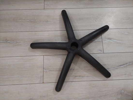 Крестовина, можно под подставку для ёлки, деталь от офисного стула, диаметр 60 см, диаметры вставки 5см.