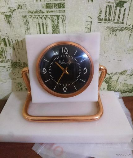 Часы Молния на мраморном постаменте. с рубля