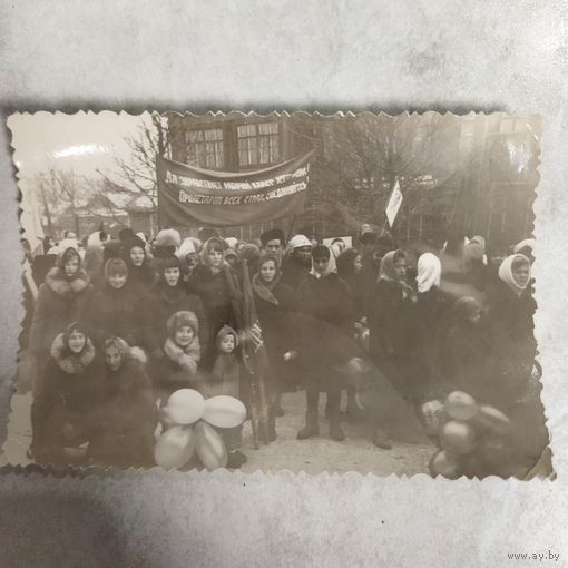 Фотография. История СССР в лицах. Бригада на ноябрьской демонстрации. Агитация, лозунги, шарики.