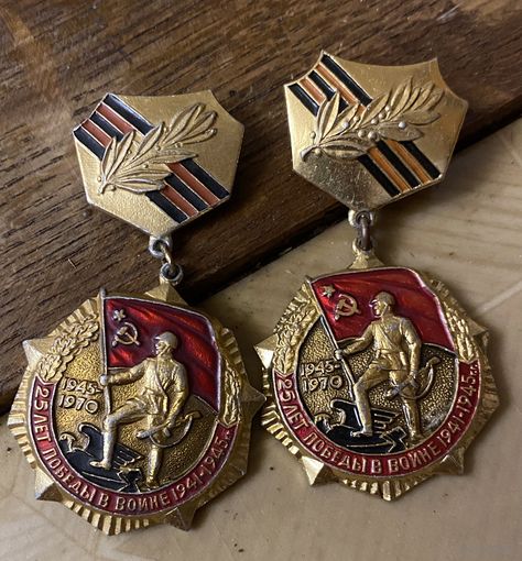 Два юбилейных знака СССР (25 лет Победы в ВОВ)