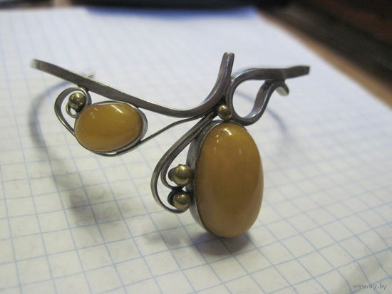 Браслет, янтарь на мельхиоре.