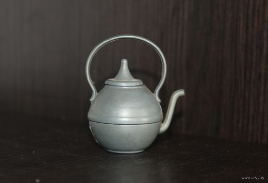 Миниатюрный, металлический чайник.