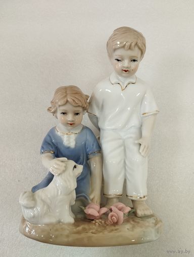 Статуэтка фарфоровая Дети играющие с собакой. Европа