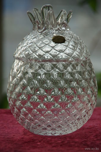 Ваза ( Богемия )  диаметр 11 см , высота 16,5 см   ( целая )