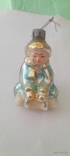 ЕЛОЧНАЯ ИГРУШКА МАЛЬЧИК НА САНКАХ. РЕДКИЙ ЦВЕТ