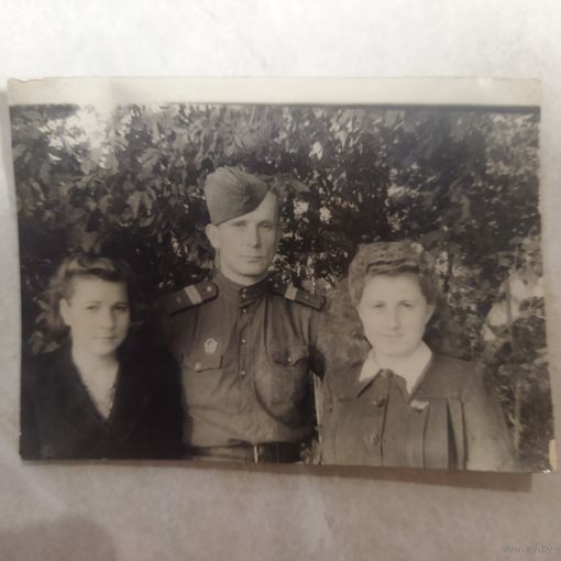Фотография. Сержант и девушки. Знак "отличник". Ретро СССР.