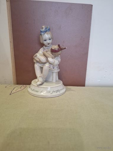 Фарфорофая статуэтка = девочка с медвеженком. Юная мама=зхк