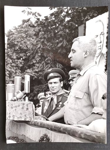 Фото космонавта Германа Титова и писателя Константина Симонова на минитге в пионерлагере. 1960-е. 14х19 см.