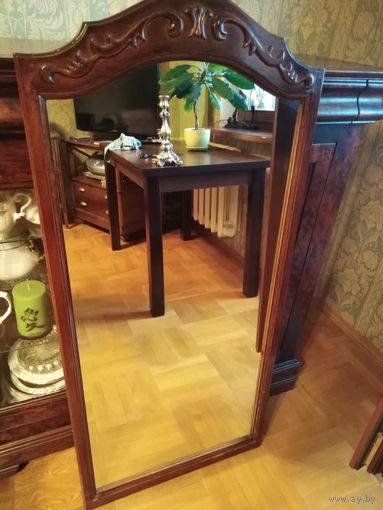 Зеркало в деревянной раме не использовалось красивое