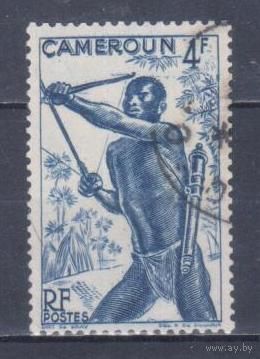 [1142] Французские колонии. Камерун 1946. Культура и быт.Охотник с.луком. Гашеная марка.