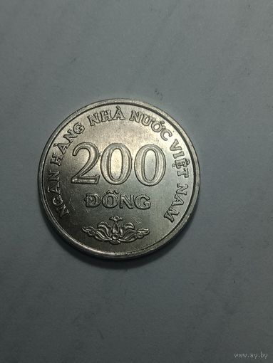 Вьетнам 200 донгов 2003 года .