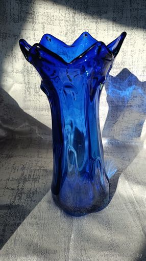Коллекционная большая  ваза.Кобальтовое синее стекло.Богемия.Времен СССР.
