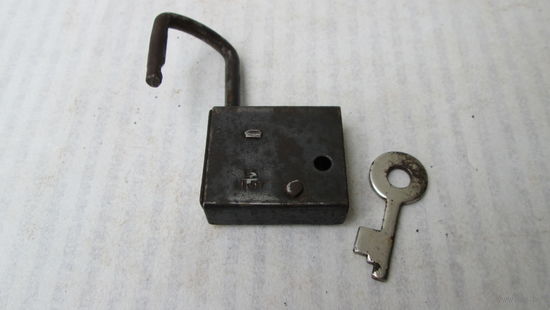 Замок навесной ссср .С ключиками цена за 2шт