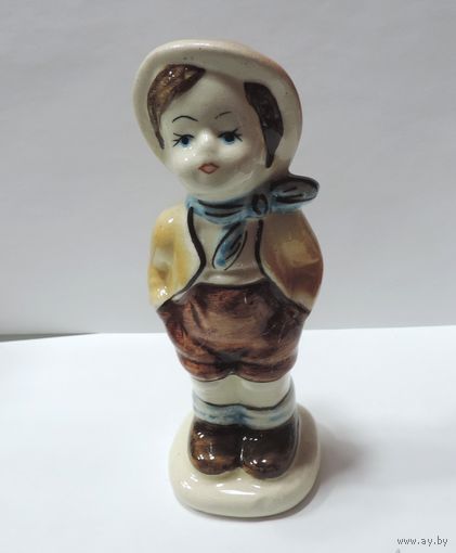 Статуэтка фарфоровая "Мальчик" 70-е годы Европа. Высота 12.5 см.