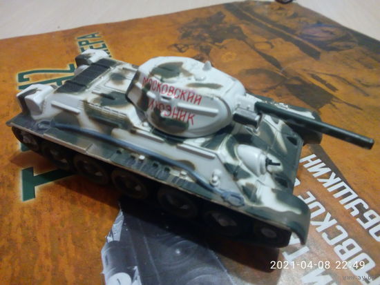 Русские танки 23(модель Т-34-42 + журнал)