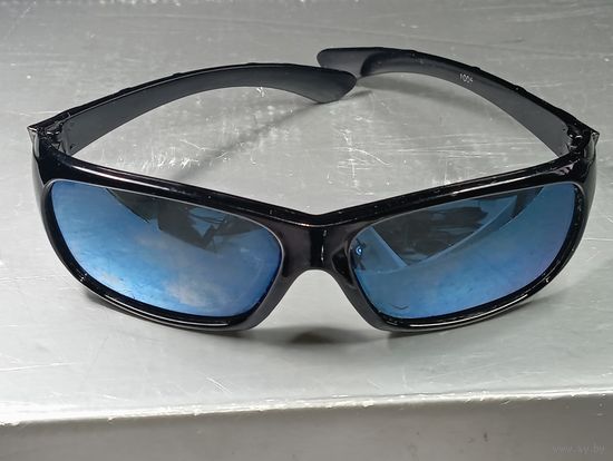 Солнцезащитные очки в классической черной пластиковой оправе прямоугольной формы с темными линзами . Предсезонная распродажа Винтажных солнцезащитных очков с рубля !