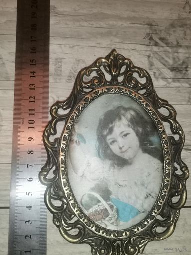 Шелкография "Девочка с вишенкой", времён СССР, в латунной рамке, размер 16*11 см.