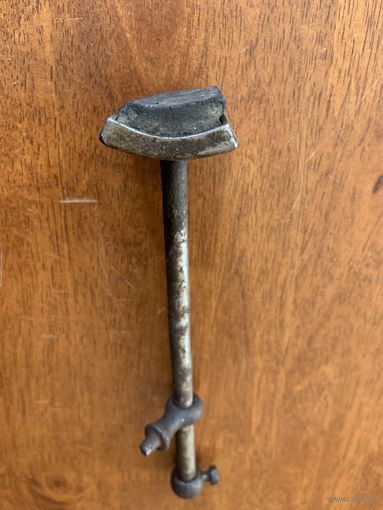 Основная часть -подвижный шток с резинкой от системы немецкого ручного механического тормоза на переднее колесо.