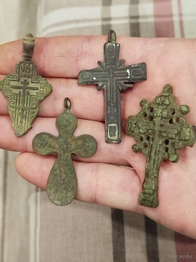 4 крупных крестика,в штурвале протерлось ушко