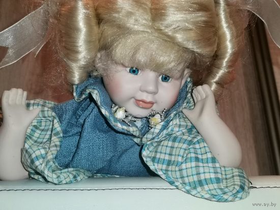 Лежащая фарфоровая кукла, длина 37 см., без сколов.