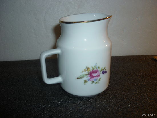 Небольшой сливочник. Фарфор. Чехословакия