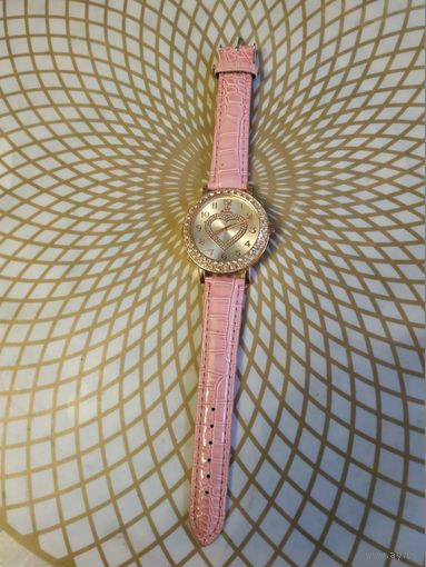 Часы наручные с ремешком ,   тикают. Состояние на скане.