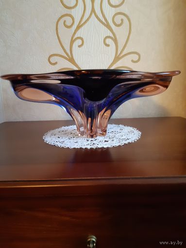 Ваза для фруктов. Чехословакия, цветное стекло. Диаметр 32 см, высота 15 см.