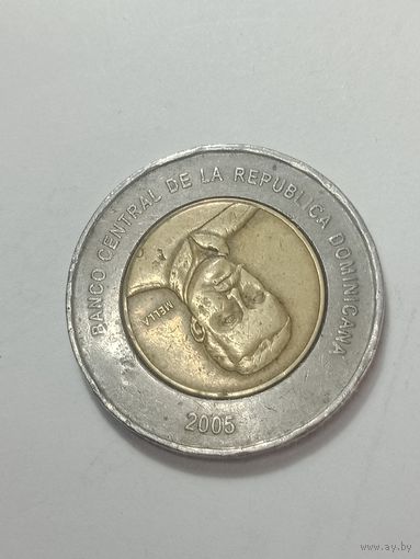 Доминиканская республика 10 песо 2005 года . Брак .