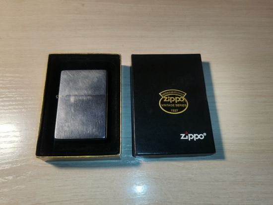 Бензиновая зажигалка Зиппо, надо заправить, кремень есть.