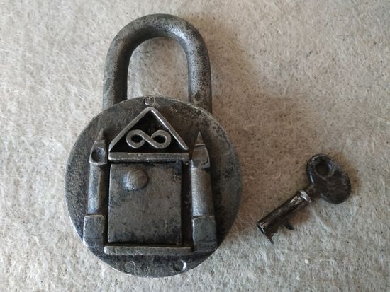 Старинный навесной замок с секретом. Кузнечная работа. Российская империя, конец 19 века.