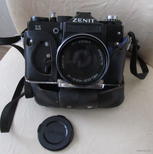 Все лоты с рубля.Фотоаппарат Зенит 11 с объективом Helios-44м-4
