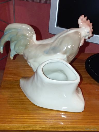 Фарфоровая статуэтка - солфетница или карандашница , " ПЕТУХ " . Клеймо Городница .