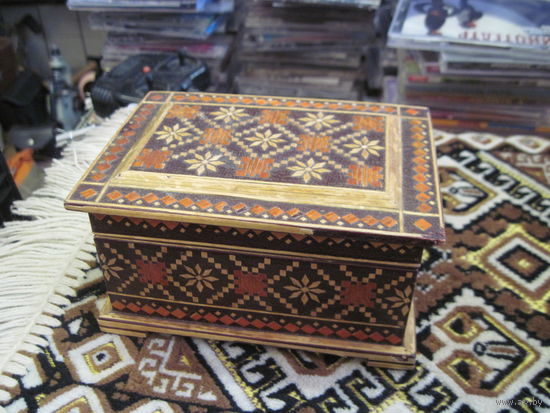Шкатулка деревянная с инкрустацией 7,5х13х9 см.