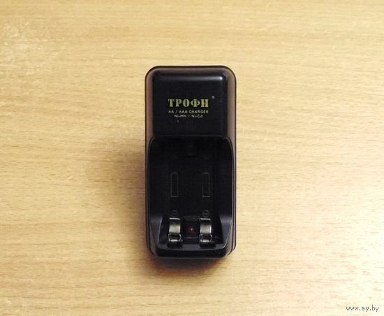 Зарядное устройство ТРОФИ (чёрный цвет). Характеристики: зарядка до 2x АКБ типа АА/ААА, световая индикация.