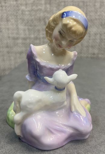 Фарфоровая статуэтка Royal Dolton. Мэри и её ягнёнок. Высота 8.5 см. 1948 год.