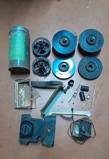 Лот приборов и устройств для фото (фотографирование), вспышка, проявочные бачки, банка от аэрофотоплёнки, пинцеты и др.