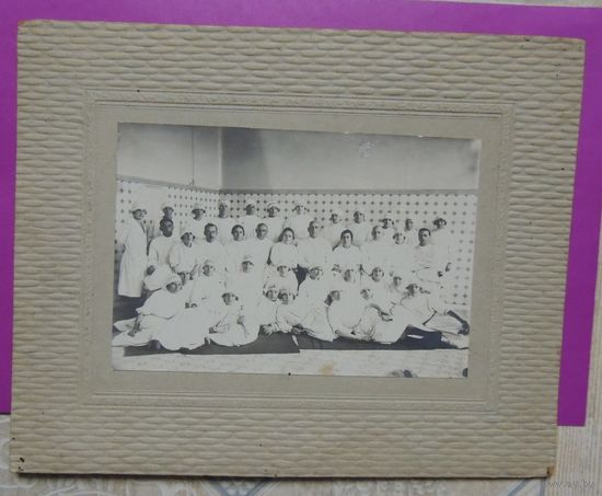 Фото "Выпуск медсестер Краснодарского мединститута", 1925 г. (без паспарту 16*11 см)