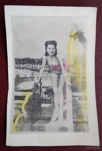 Фотооткрытка девушки. Кич. Мини. 1940-е. 6х9 см.