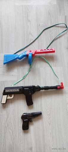 Игрушки СССР, автомат и пистолет.