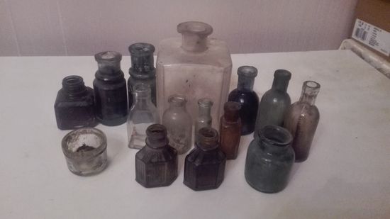 Лот бутылочек и чернильниц