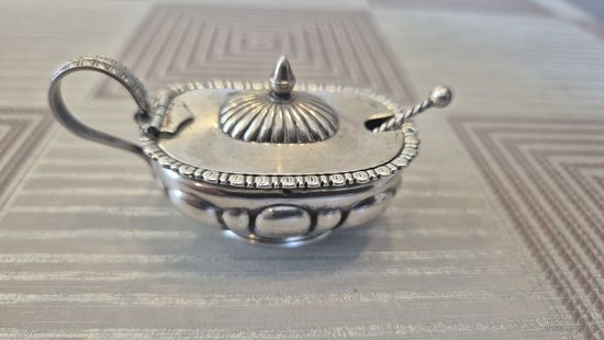 Солонка с ложечкой