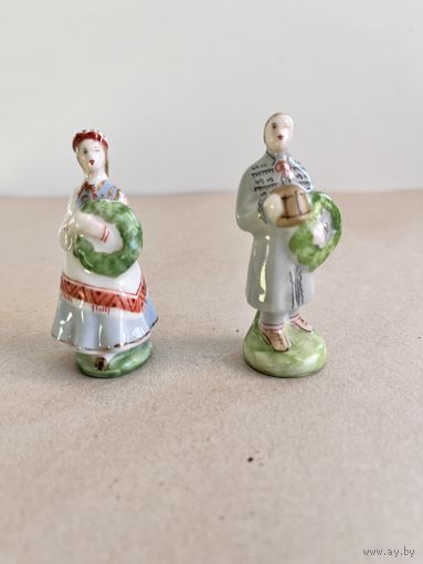 СТАТУЭТКА ФАРФОРОВАЯ "ЛАТЫШСКАЯ МИНИ ПАРОЧКА". 6 и 6,5 СМ. ЛАТВИЯ. РИЖСКИЙ ФФЗ. 1947 - 1970 ГОДА. СМ.ФОТО, КЛЕЙМО И ОПИСАНИЕ.