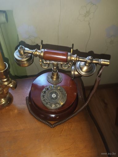 Старинный телефон