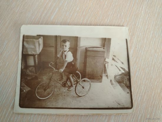 Все лоты с 1 Рубля. Фотография конца 40-50 х. Годов. Босоногий парнишка на велосипеде.